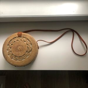 Circle straw rattan bag w leather strap